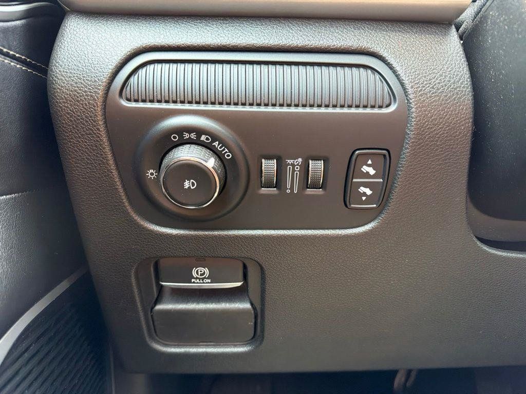 Used 2024 Jeep Wagoneer Series II w/ Flexible Seating Group RWD image 52