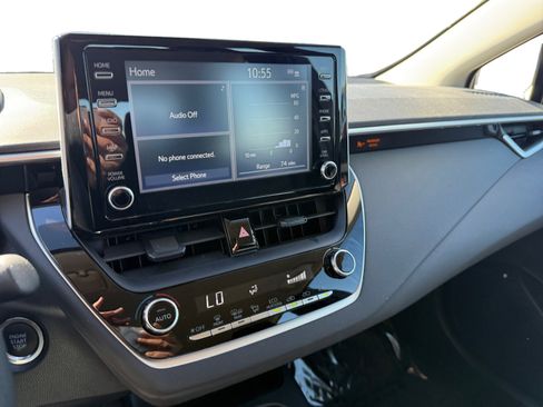 Used 2020 Toyota Corolla LE w/ LE Convenience Package image 12