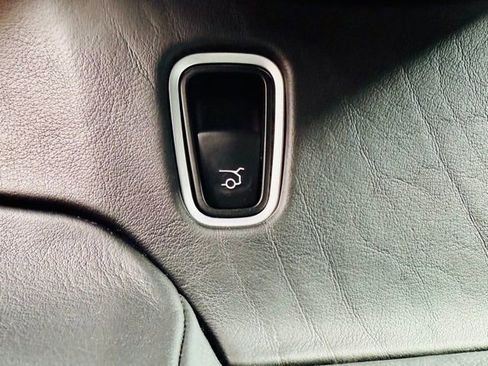 Used 2021 Aston Martin DBX image 33