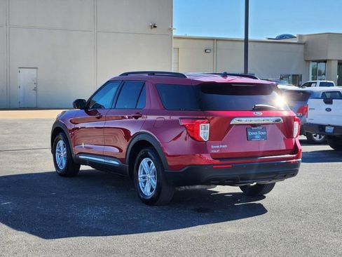 Used 2023 Ford Explorer XLT image 4