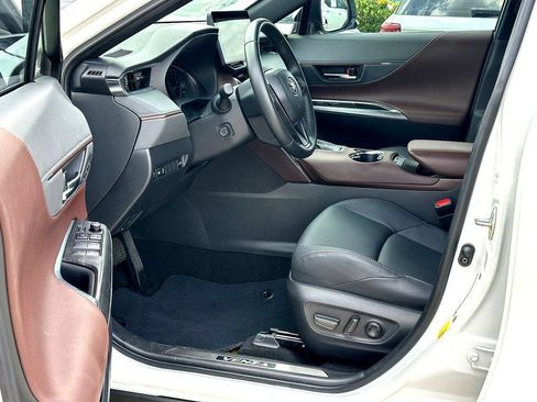 Used 2024 Toyota Venza XLE AWD/4WD image 12