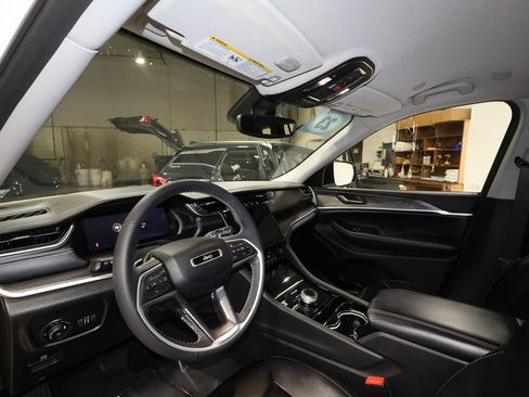 Used 2023 Jeep Grand Cherokee L Limited AWD/4WD image 8