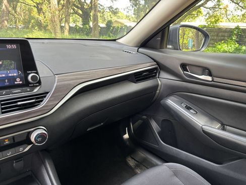 Used 2025 Nissan Altima 2.5 SV FWD image 30