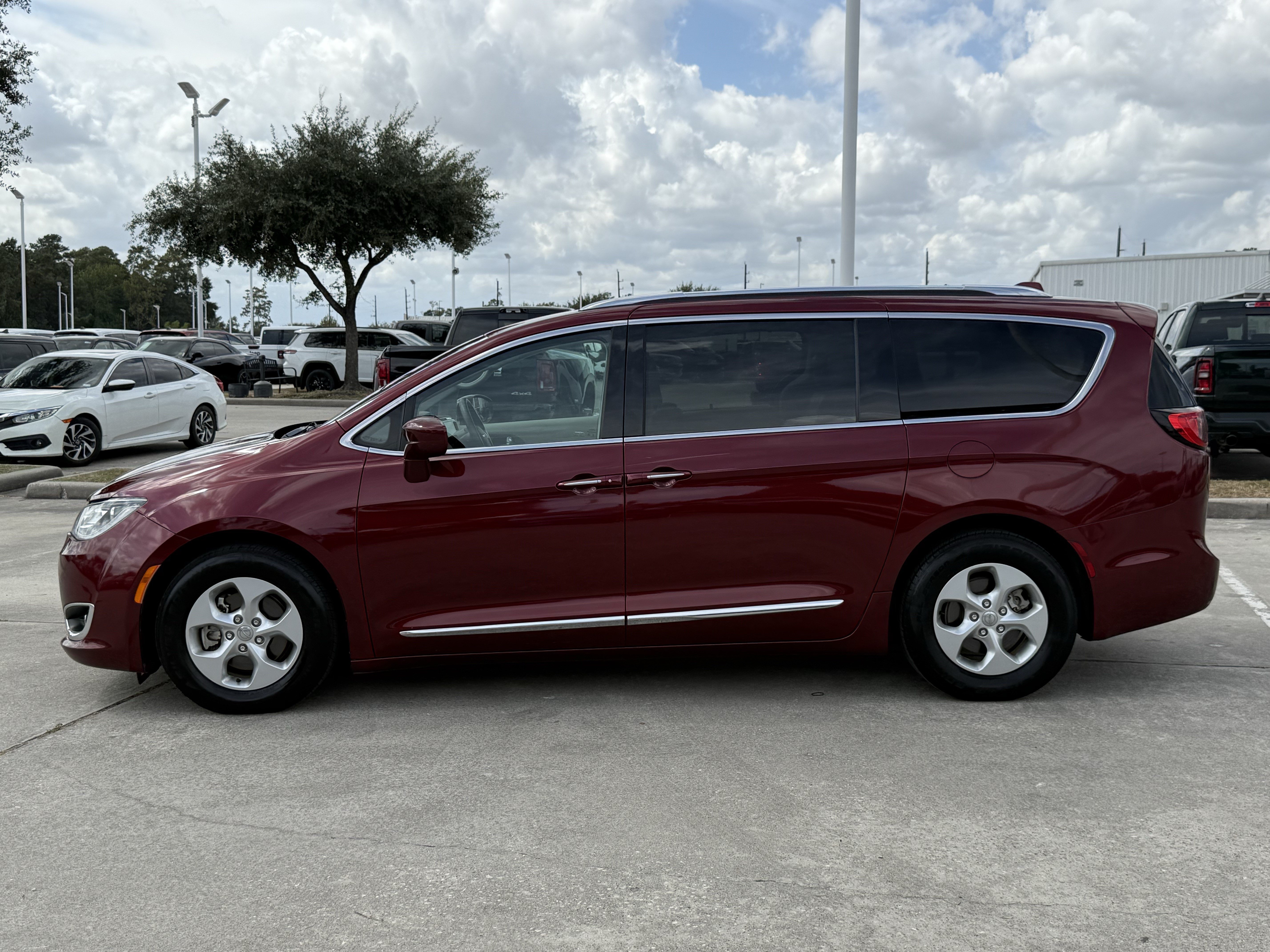 Used 2017 Chrysler Pacifica Touring-L Plus FWD image 9