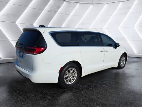 Used 2023 Chrysler Pacifica Touring-L FWD image 5