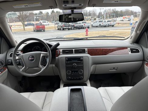 Used 2014 GMC Yukon XL SLT w/ SLT Chrome Package image 8