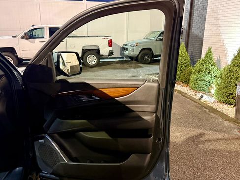 Used 2020 Cadillac Escalade Luxury image 24