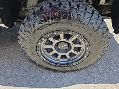 Used 2019 Toyota Tacoma TRD Off-Road w/ Technology Package AWD/4WD image 9