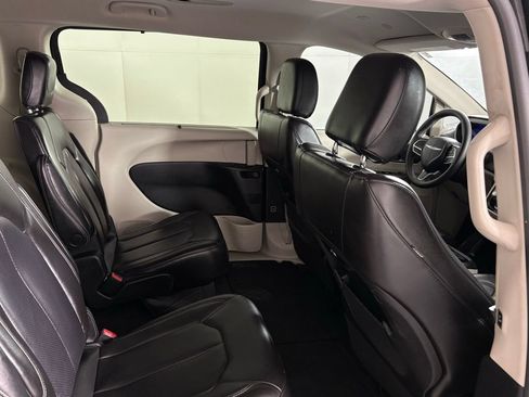 Used 2023 Chrysler Pacifica Touring-L FWD image 42
