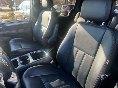 Used 2014 Dodge Grand Caravan R/T image 17