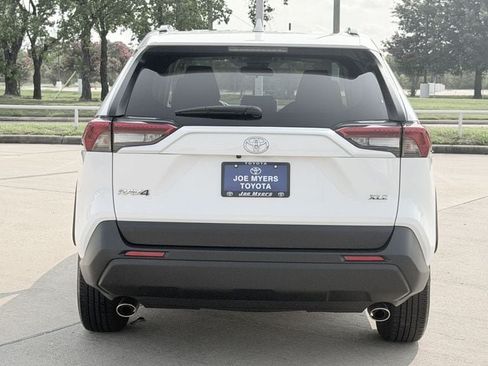 Used 2025 Toyota RAV4 XLE FWD image 8