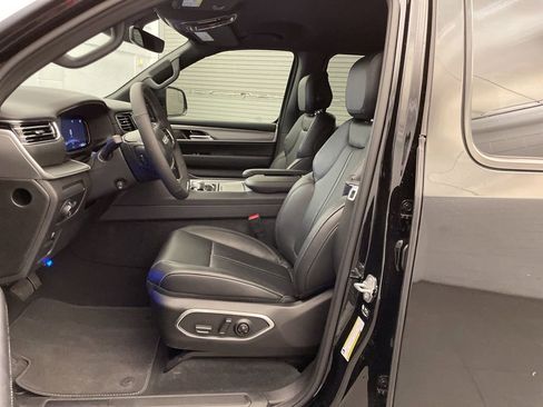 New 2025 Jeep Wagoneer 4WD image 18