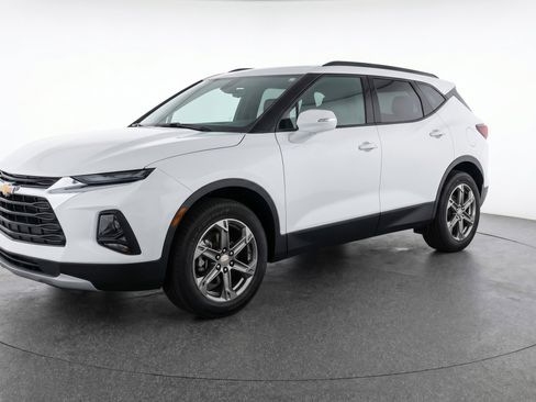 Used 2025 Chevrolet Blazer LT image 3