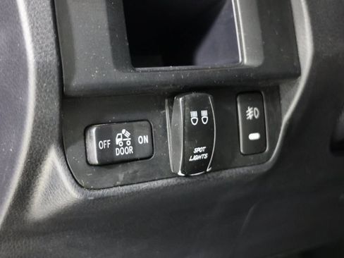 Used 2017 Toyota Tacoma SR image 19