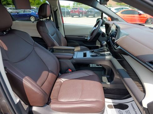 Used 2023 Toyota Sienna Platinum AWD/4WD image 36