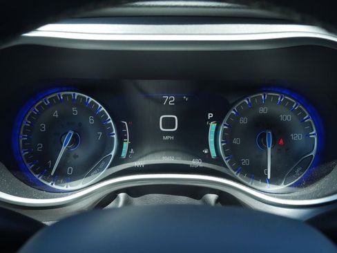 Used 2023 Chrysler Pacifica Touring-L FWD image 15