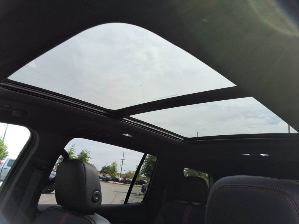 New 2026 Chevrolet Traverse RS w/ LPO, Floor Liner Package FWD image 23