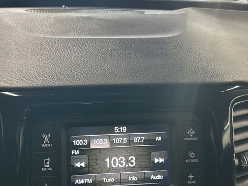 Used 2018 Jeep Compass Latitude image 28