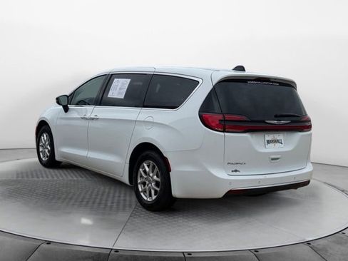 Used 2024 Chrysler Pacifica Touring-L FWD image 5