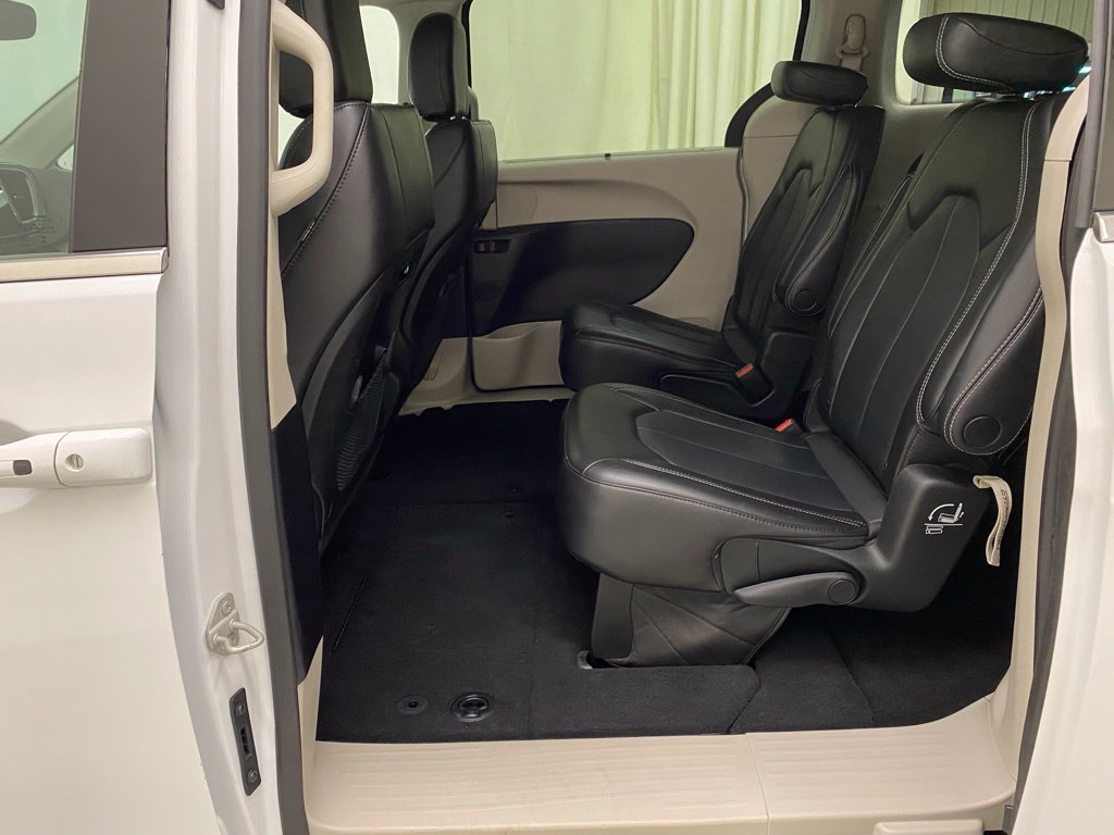 Used 2023 Chrysler Pacifica Touring-L FWD image 17