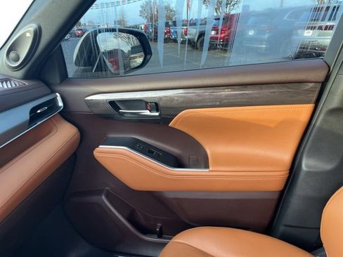 Used 2021 Toyota Highlander Platinum image 30