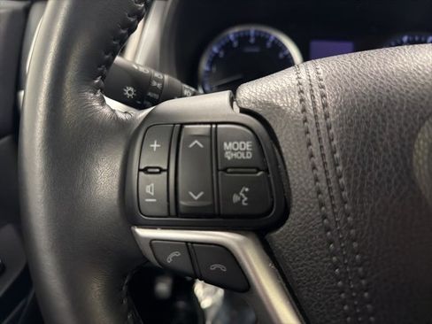 Used 2017 Toyota Highlander Plus image 32