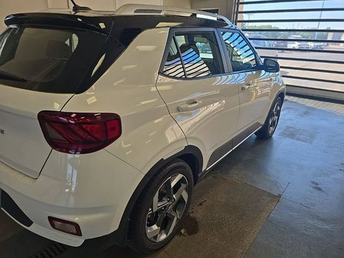 Used 2024 Hyundai Venue Limited FWD image 6