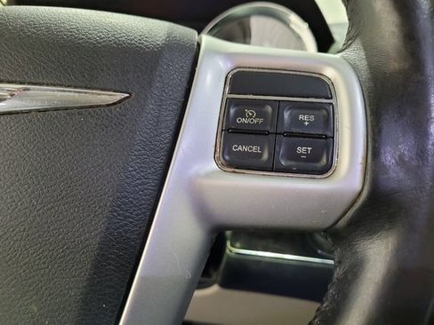 Used 2016 Chrysler Town & Country Touring image 29