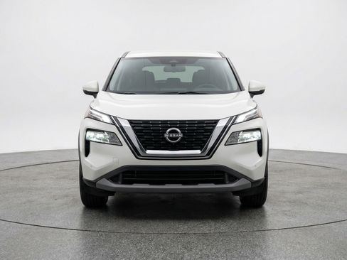 Used 2025 Nissan Rogue SV image 2