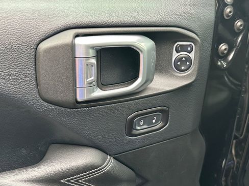 Used 2018 Jeep Wrangler Unlimited Sahara AWD/4WD image 16