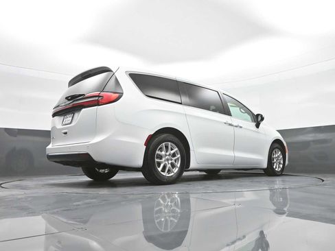 Used 2023 Chrysler Pacifica Touring-L FWD image 43