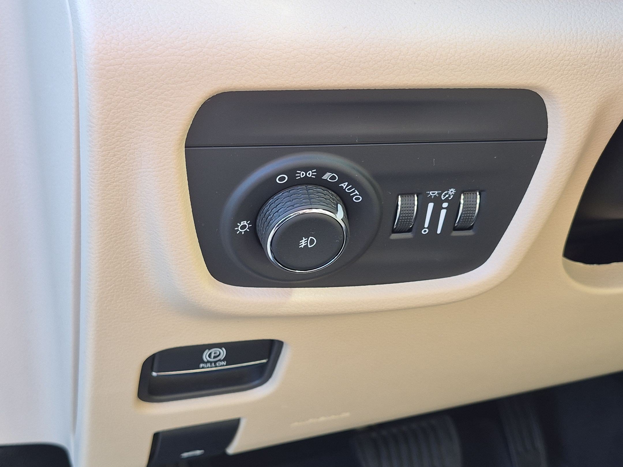 Used 2025 Jeep Grand Cherokee Limited w/ Luxury Tech Group II AWD/4WD image 17