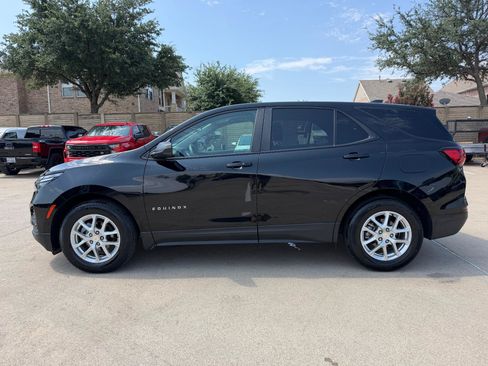 Used 2023 Chevrolet Equinox LS w/ LS Convenience Package FWD image 3