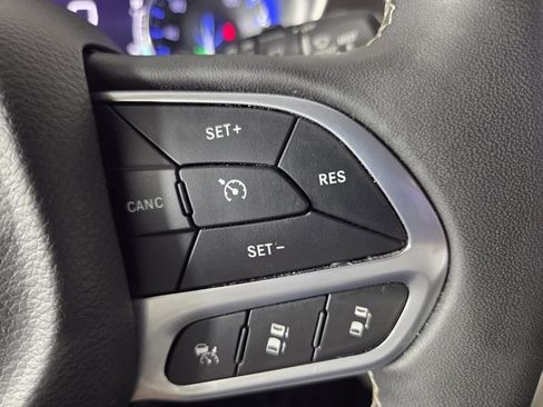 Used 2023 Chrysler Pacifica Touring-L FWD image 17