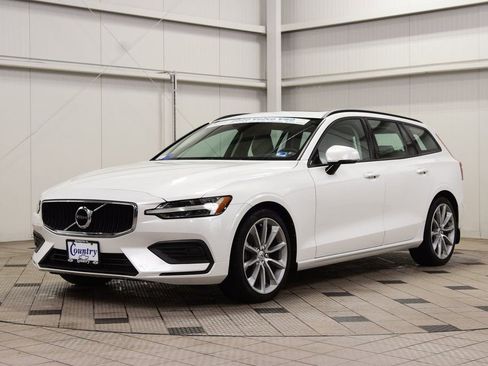 Used 2020 Volvo V60 T5 Momentum w/ Premium Package image 3