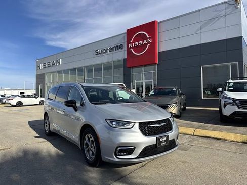 Used 2024 Chrysler Pacifica Limited image 1