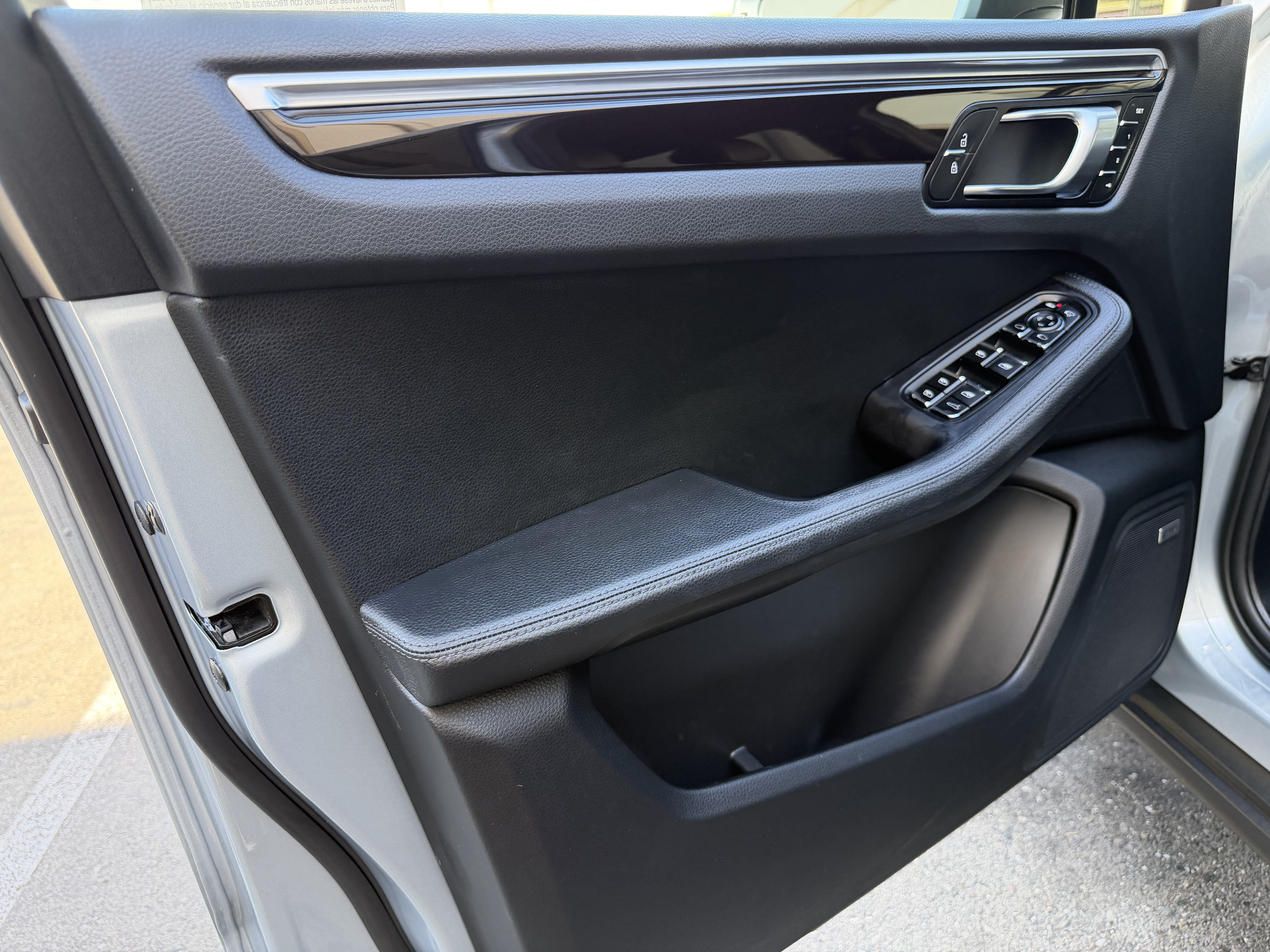Used 2020 Porsche Macan AWD/4WD image 27