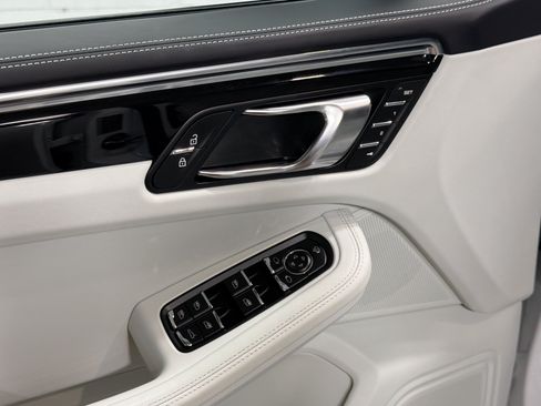 Certified 2026 Porsche Macan AWD/4WD image 23