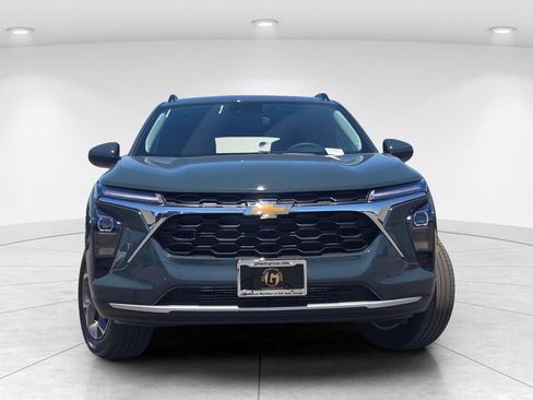 New 2026 Chevrolet Trax LT w/ LT Convenience Package FWD image 2