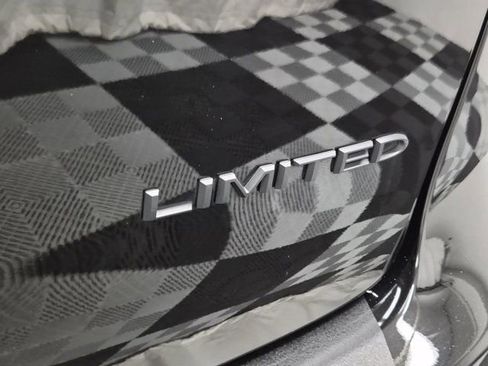 Used 2025 Chrysler Pacifica Limited FWD image 8