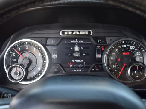 Used 2019 RAM 1500 Laramie AWD/4WD image 9