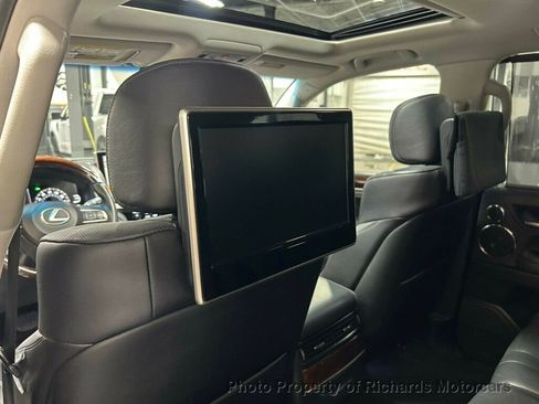 Used 2017 Lexus LX 570 4WD image 18