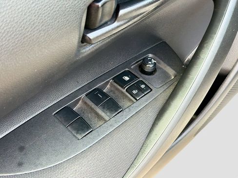 Used 2022 Toyota Corolla LE FWD image 17