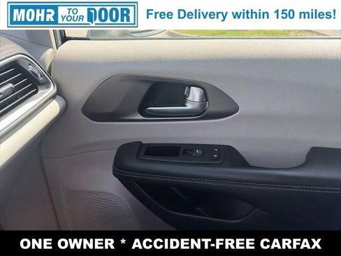 Used 2023 Chrysler Pacifica Touring-L image 24