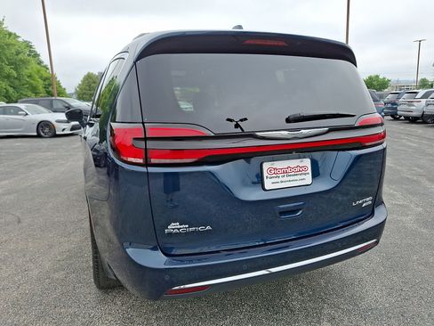 Used 2022 Chrysler Pacifica Limited w/ Uconnect Theater Family Group AWD/4WD image 9