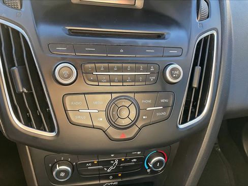 Used 2016 Ford Focus SE w/ Equipment Group 201A FWD image 29
