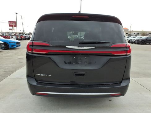 Used 2023 Chrysler Pacifica Touring-L image 4