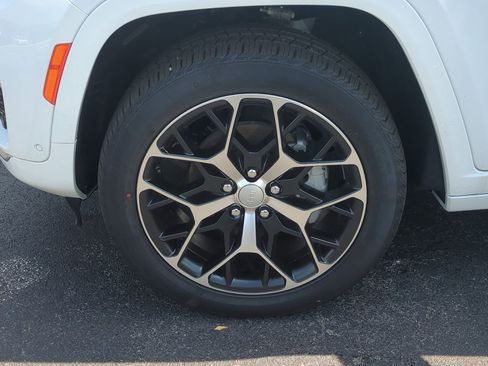 Used 2025 Jeep Grand Cherokee Summit image 12
