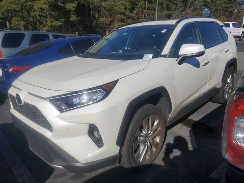 Used 2019 Toyota RAV4 Limited image 2