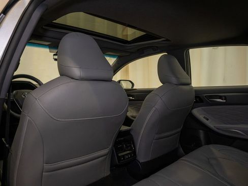 Used 2019 Toyota Avalon Limited image 9